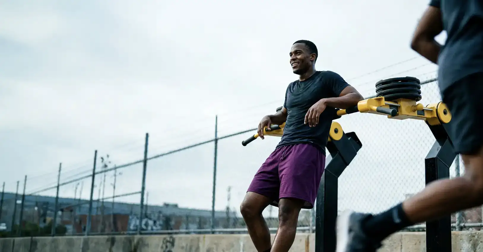 Hommes sportifs pratiquant le fitness en extérieur